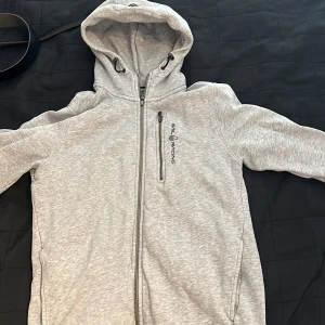 Sail Racing hoodie  - Rensar garderoben. inte min stil längre.  Nypris 899kr, mitt pris 450 Inga hål elr defekter!! Kontakta för mer info, pris ej hugget