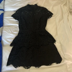 Svart spetsklänning från Missguided - Superfin svart spetsklänning från Missguided använd endast 2 gånger då den blivit för liten :’(