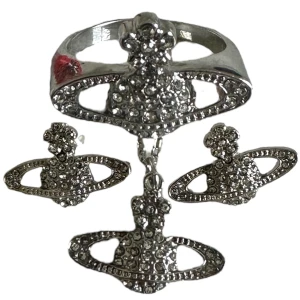 Vivienne Westwood liknande smycken. Ring halsband och örhängen - ANVÄND INTE KÖP NU PÅ DENNA ANNONS, tack! Fint använt skick, inga brister. Ringens diameter ca 1,7cm. Halsbandets längd ca 43cm upp till 50cm.  149kr styck(örhängen i par) eller alla tre för 349kr 