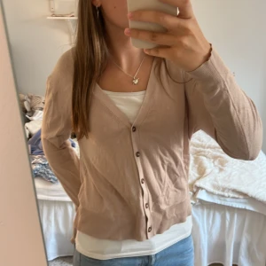 Kofta - Gullig kofta i jätte bra skick! ❤️💋 Perfekt till hösten 🥰