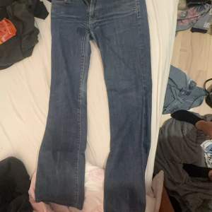 Säljer ett par snygga blå jeans med bootcut. De har en klassisk femficksdesign och är i bra skick. Perfekta för en avslappnad stil!