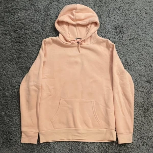 Hoodie - Hoodie i bra skick bortsett från de små fläckarna som finns på bröstet, men de borde nog gå att får bort🫶🏼