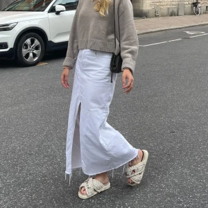 Jeanskjol  - Säljer denna vita maxi jeanskjol från zara i strl M, endast använd en gång🫶🏼