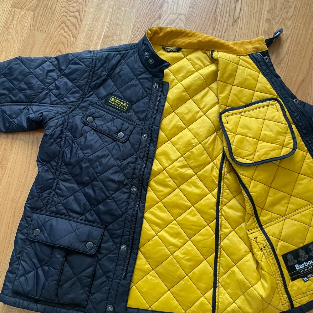 En riktigt fin Barbour jacka i riktigt bra skick. Storleken är junior XXL.. Jackor.