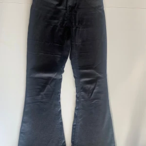 Svarta jeans stl 158 - Svarta bootcutjeans i stretchigt material. Stl 158 från Lindex. Använda men bra skick.😃
