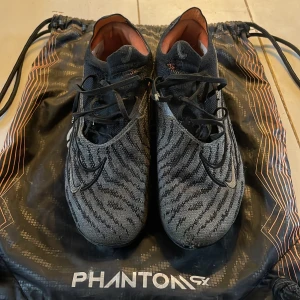 Fotbollskor st 40 - Säljer mina fotbollskor i st 40 eftersom de är för små. Skicket är bra och inga större skador förutom de små märkerna som man ser på bilderna. Nypris på dessa ligger på 3000. Fotbollspåse följer med till fotbollskorna. 