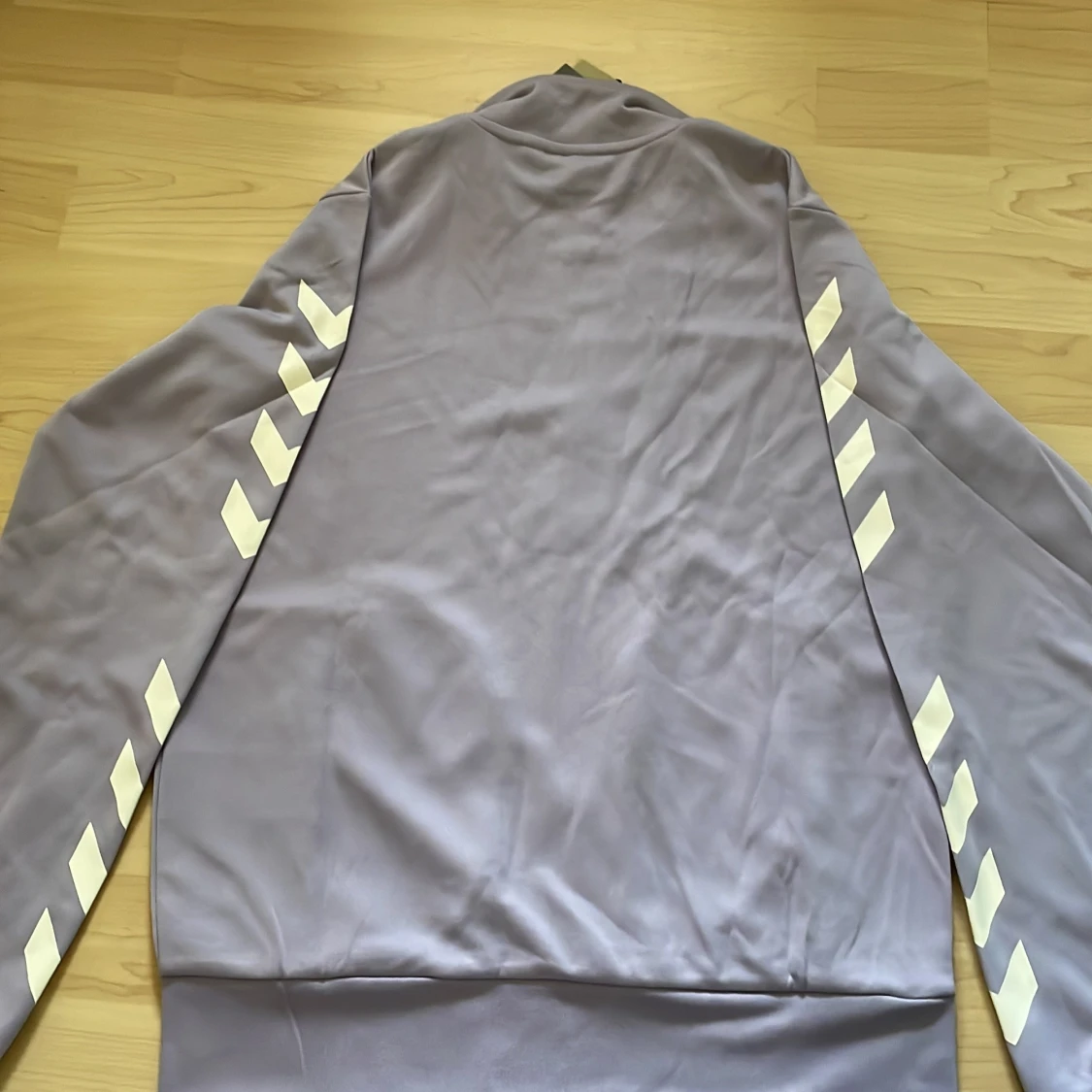 Lila träningsjacka från Hummel - 90