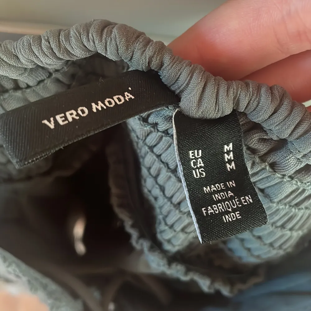 Säljer denna jätte söta toppen från Vero Moda då den är i fel storlek! Den är aldrig använd bara prövad! Säljer för 250kr!. Yläosat.