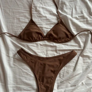 Helt oanvänd bikini - En brun din bikini med ställbar överdel och vanlig underdel! Aldrig använd