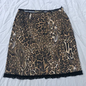 Leopardkjol - Supersöt kjol i leopardmönster med spets. Stretchig så passar S-L. Har en defekt på midjebandet (se bild 3). Pris kan diskuteras🫶🏼