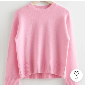Rosa stickad tröja - En laxrosa stickad tjocktröja från and other stories i storlek S! Lite nopprig men ska gå att fixa med noppborttagare. Denna färg säljs inte längre och är jättemysig att ha på vintern eller som något varmare under kvällen på sommaren. 