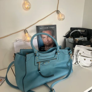 Blå handväska😍 - Ljusblå handväska, lite större modell. Perfekt för skoldator och till vardags☺️