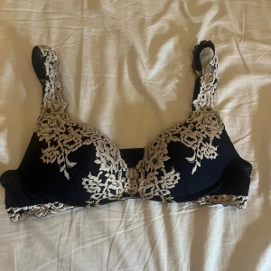 Intimissimi bh push up 75B  Orginal pris:499kr - Säljer pågrund utav den är för liten för mig och jag hann inte returnera i tid💕provat den en gång