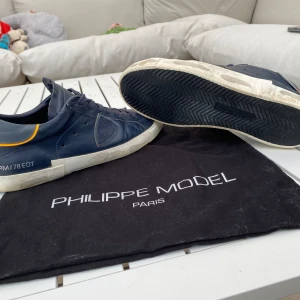 Phillipe model skor - Tja | tvär feta skor från lyx märket Phillipe model man får med dust bag men tyvär ingen box. Pris kan diskuteras! Kan även byta!