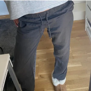 Linne byxor  - Säljer dessa jättesöta linnebyxor i storlek  M. Köpte dom själv på Plick men va för stora för mig. Dom är i väldigt bra skick💕💕  Inte min bild