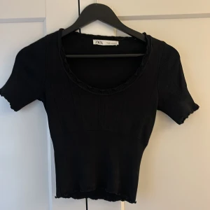 Zara topp - Jätte söt topp från zara som inte kommer till användning💕