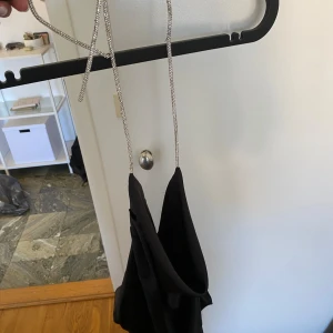 Gina tricot sascha rhinestone top - Gina tricot sascha rhinestone top Strl L  Nypris 299:-  Aldrig använd 