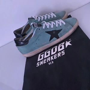 Golden goose  - Säljer nu dessa golden goose skor med storlek 40 men passar 41! Dessa är väldigt sällsynta och är svåra att hitta. H gärna av er över minsta fråga!  (bud under 2500kr är ointressanta)