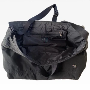 Paul Smith Weekend bag - Ps.Paul Smith weekend bag, nypris ca: 3200kr, mitt pris: 599kr, hör av er vid minsta fundering✌️