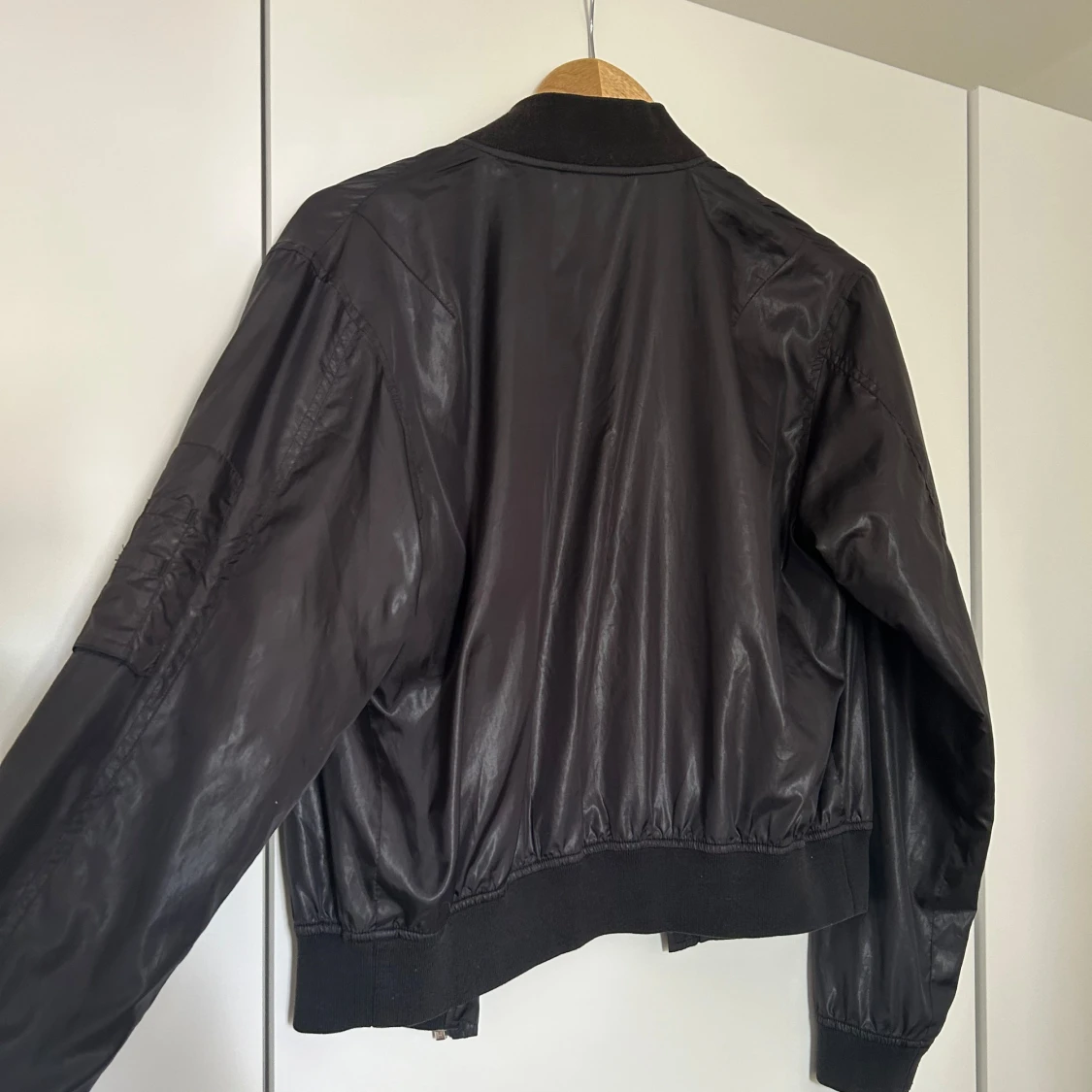 Svart bomberjacka från Tiger of Sweden Jeans - 90