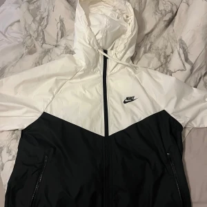 Nike jacka  - Den är i bra skick 