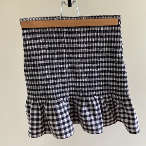 Rutig kjol - Snygg rutig kjol från h&m i storlek xs. Fint skick dock en liten röd prick på framsidan men den syns inte. 