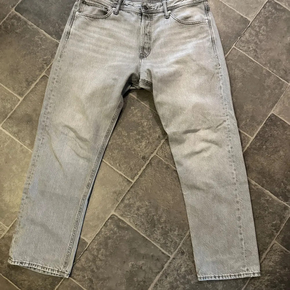 Ett par grå jeans i modellen loose/Chris som köptes för 599kr hos Jack and Jones. Storleken är 36/32 och skicket är 9/10. Pris går att diskuteras!🥂. Jeans & Byxor.