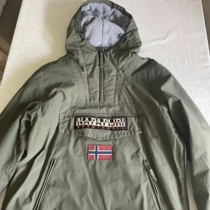 Napapirji Jacka - Säljer nu en napapirji jacka! Skicket är i 9/10. Kan gå ner i pris vid snabb affär. 