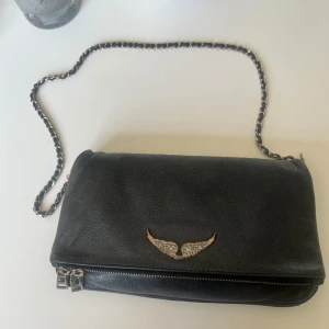 Zadig väska  - Så fin väska från Zadig & Voltaire i bra, men använt skick, därav priset! Märket och banden har blivit lite rostiga, samt slitna. Skriv för fler bilder🥰