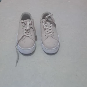 Dom är fina och bra materialet  - Jag har inte haft på mig dessa skor bara en gång dom är rena och fräsch och sköna 