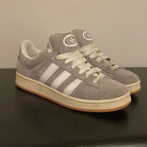 Adidas campus 00s - Säljer dessa Adidas campus 00s. Skick 9/10, sulan är lite smutsig men det fixar jag innan skorna skickas. Snöret på vänster skon är lite smutsigt som ni kan se. Dom är använda en halv sommar. Hör gärna av er vid flera frågor😁