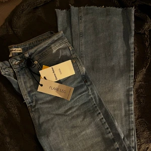 Flarie jeans - Säljer ett par snygga blå flare jeans från Denim Rebel i storlek 36. aldrig använda med prislapp!🩷köpta för 450kr