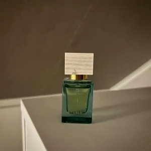 Rituals Oasis De Fleurs 10 ml - Toppnoter: bergamott, mynta, mandarin Mellannoter: Jasmin, Orkidé, Ros, Solnoter Basnoter: sandelträ, mossa, hibiskusfrö Aldrig använd men förpackningen finns inte kvar.