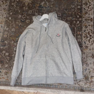 Helt. Ny moncler kofta  - Helt ny passar l och m 