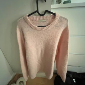 Rosa stickad tröja från GinaTricot - Mysig rosa stickad tröja i nyskick då jag bara använt den 2-3 gånger. Köpte den för 399kr. Säljer då den inte kommer till användning☺️