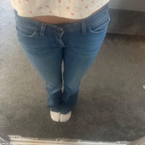 Lågmidjade jeans  - Jättesnygga jeans från Wrangler i bra skick! Storlek w28 L34 jag är 163 cm lång 