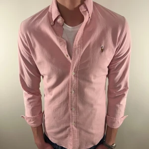 Rosa Ralph Lauren skjorta -  Nu säljer vi ännu en fet polo skjorta som passar till alla tillställningar och skjortan är i mycket bra skick! Du ska kunna uttrycka stil utan att det kostar för mycket!🕺🍾💼🤩  Storlek👔: S Nypris💰: 1499