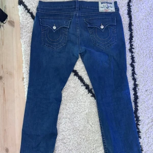 True religion baggy - Jeans från true religion dem är straight fit men storleken gör så dem sitter typ baggy. Inga defekter. Dem är w40 men passar typ w36