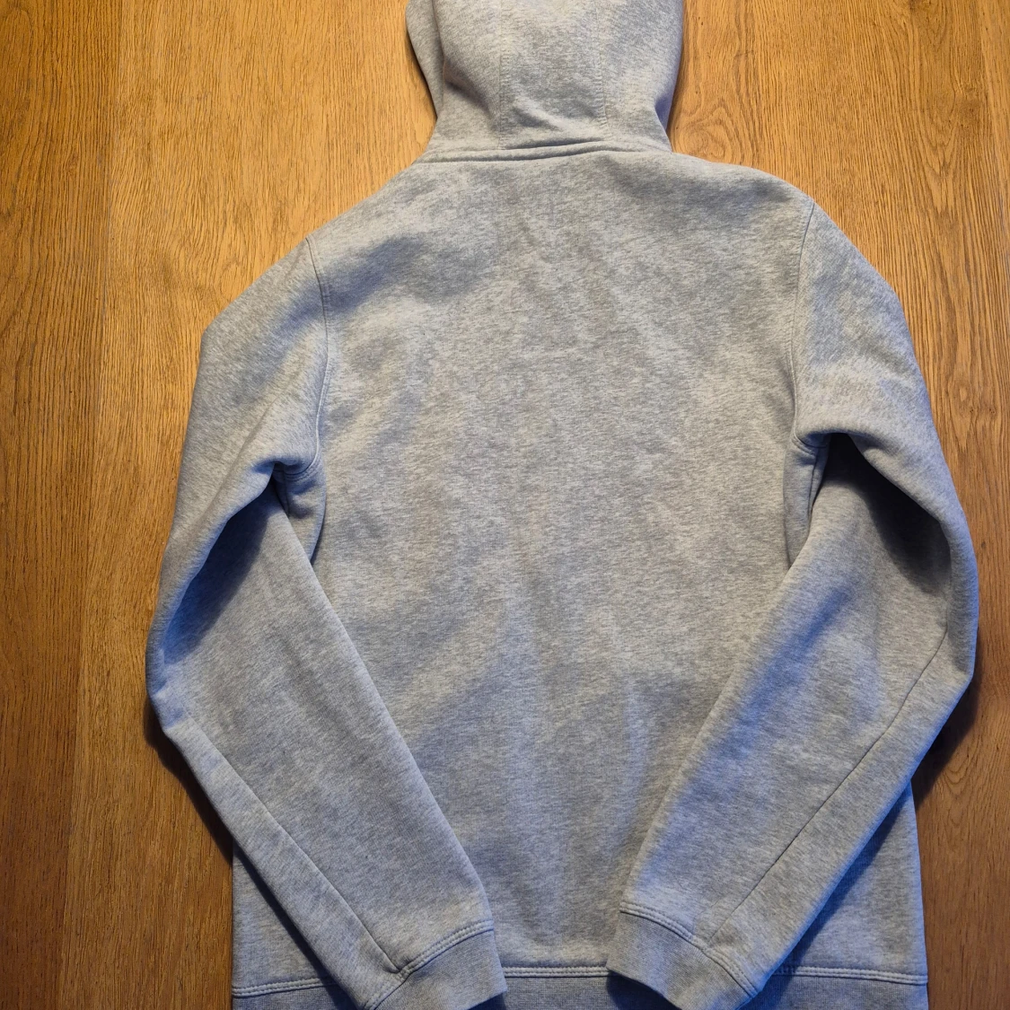 Grå hoodie från Sail Racing - 1