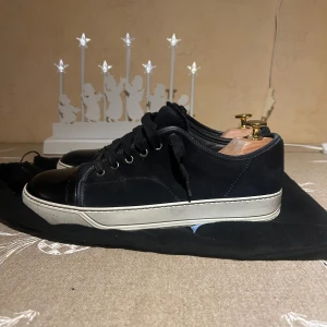 Lanvin skor - Hej! Säljer mina lanvin skor i UK 6 som passar 41-42. Dustbag medföljer. Släng iväg meddelande vid frågor