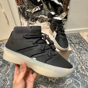 Adidas x Fear of God skor  - Helt nya/ oanvända "Fear of god" i samarbete med Adidas. Storlek 9 US, passar bra för 42-42/5. Original låda + tillbehör medföljer. Kan även skicka det i dubbel låda för extra skydd Digital kvitto finns då det är köpt på fearofgod.com 