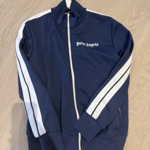 Palm Angels kofta  - Säljer min Palm angels kofta som jag har knappast använd. Kommer med tags och påse 