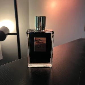Black Phantom by Kilian - Black Phantom av Kilian, 98% full. Jättegod doft, en mer vuxen gourmand. Säljer eftersom jag har fått upp ögonen för en annan doft. Presentation finns, nypris runt 2800kr. Väl bemött! 😊