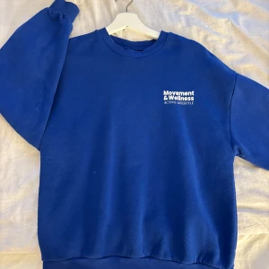 Hoodie med tryck - Jätte fin hoodie med tryck fram samt bak på ryggen, säljer pga att den inte används längre 