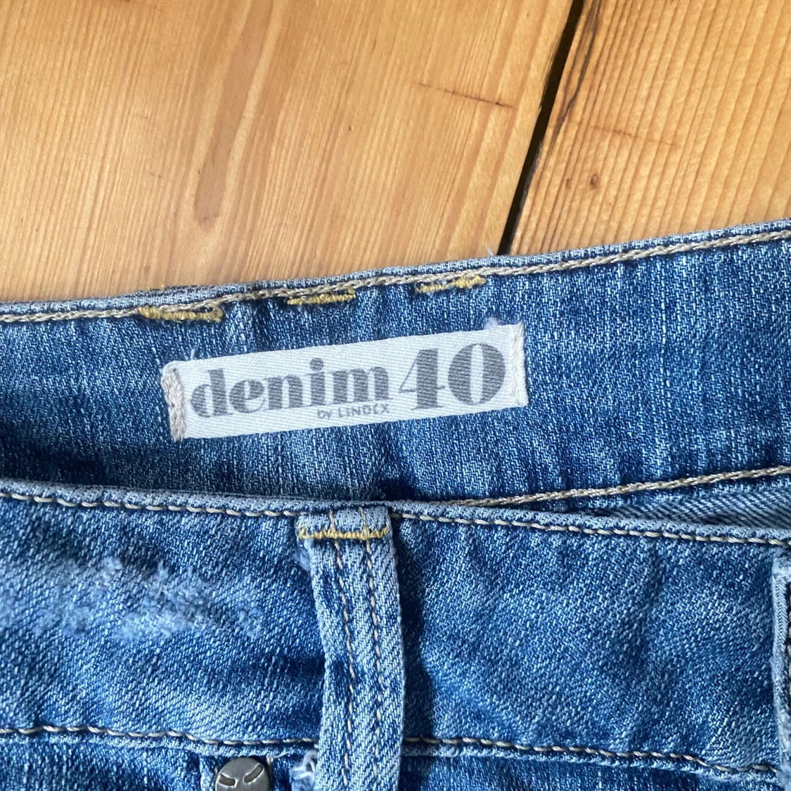 Blå jeanskjol med spetsdetaljer - 4