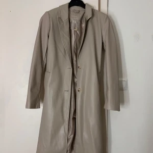 Helt ny jacka  - —  Tjejer som älskar svarta outfit, denna jacka passar med svart och jeans färger jätte unikt men det var  lite för liten för mig annars passar er som har XS storlek ;).    elegant look. Gratis leverera 🤗