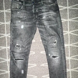 Svarta slitna jeans från Jack & Jones - Ett par feta jeans med slitningar från jack n Jones. Sälja inte längre så går it o få tag på i butik. Hör av er om d e nåt ni undrar Elr vill ha fler bilder så fixar vi, priset e it hugget i sten vid snabb affär🙌