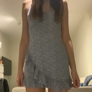 jätte fin klänning från gina🩵 - den är i helt okej skick men sömmen har gått upp på några ställen, går enkelt att sy ihop me vanlig tråd. justerbara axelband så den sitter super fint🥰