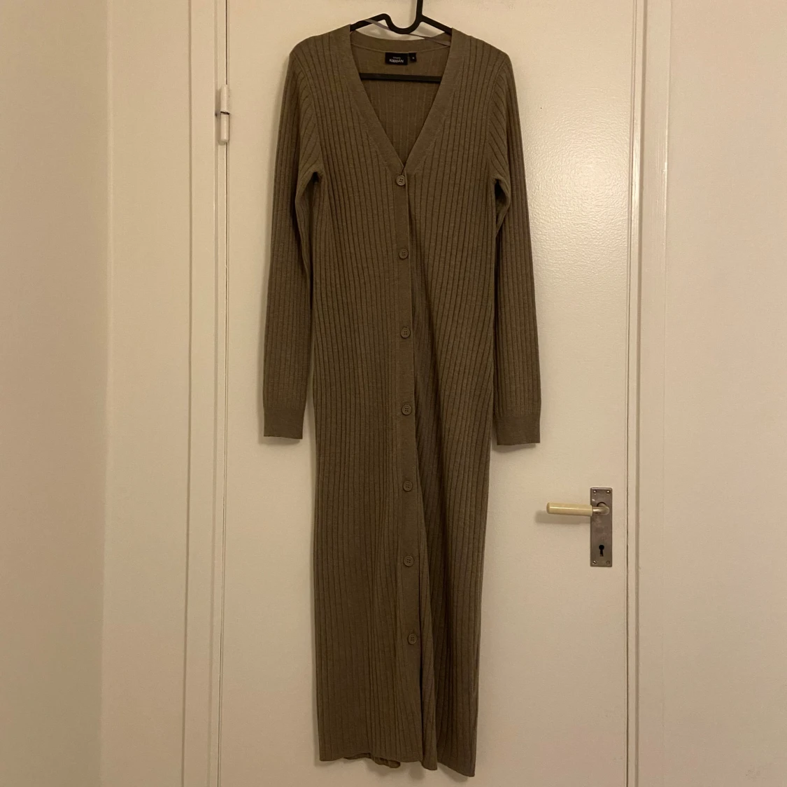 Beige ribbad långklänning från KappAhl