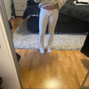 Vita mjukisbyxor - Säljer ett par vita lågmidjade mjukisbyxor med snörning i midjan, supersköna!